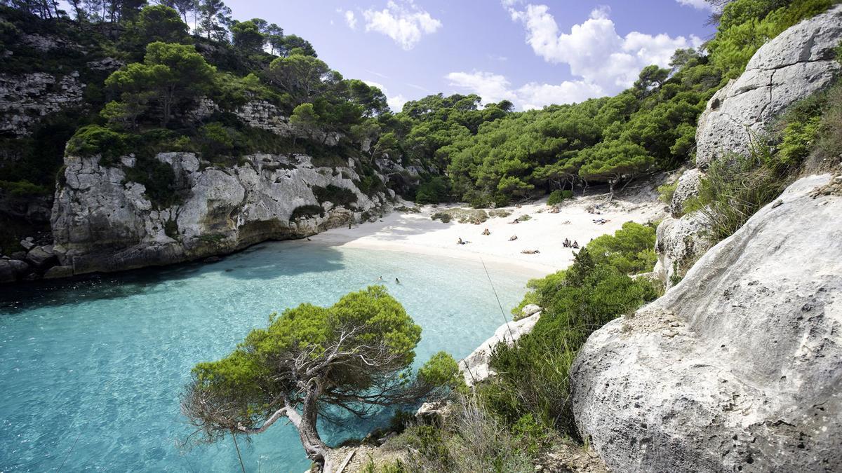 Cala Turqueta, en la costa sur, una de los rincones preferidos por los visitantes.