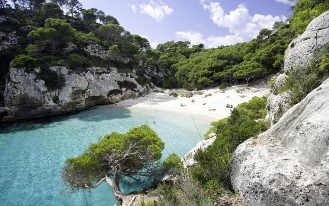 Cala Turqueta, en la costa sur, una de los rincones preferidos por los visitantes.