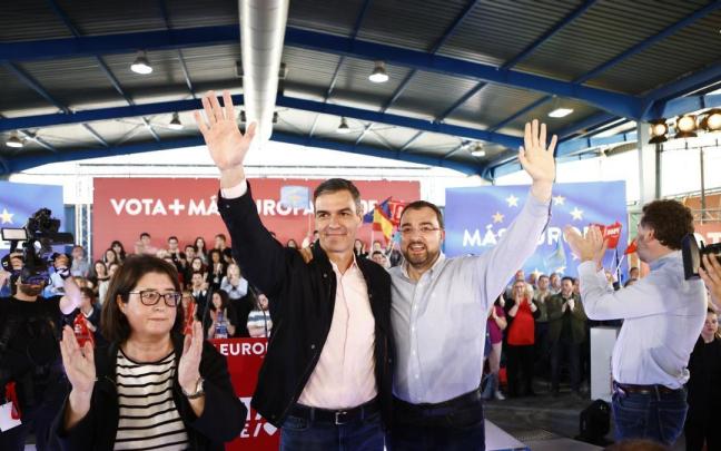 Sánchez arropa a Barbón en un mitin en Gijón el pasado verano. / EP Sánchez arropa a Barbón en un mitin en Gijón el pasado verano.