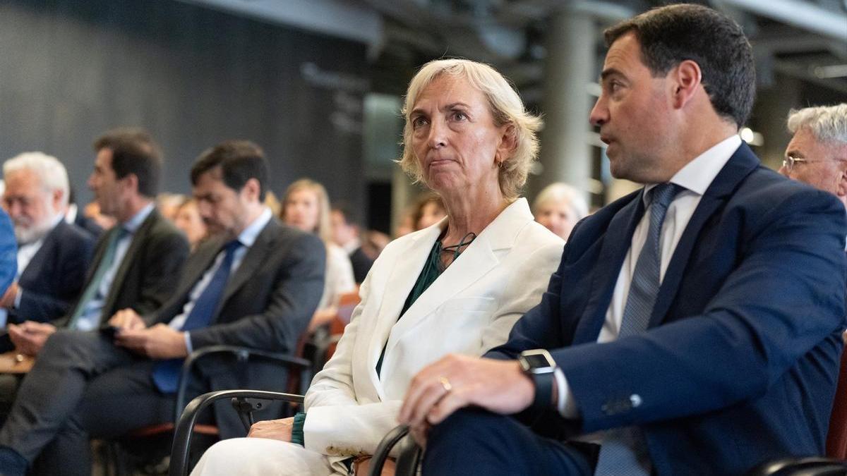 El lehendakari, Imanol Pradales, y la presidenta saliente de Cebek, Carolina Pérez Toledo, durante la Asamblea General de Cebek.