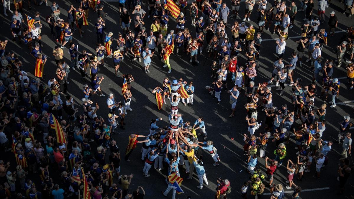 Decenas de personas participan en una manifestación convocada por la ACN con motivo de la Diada 2023