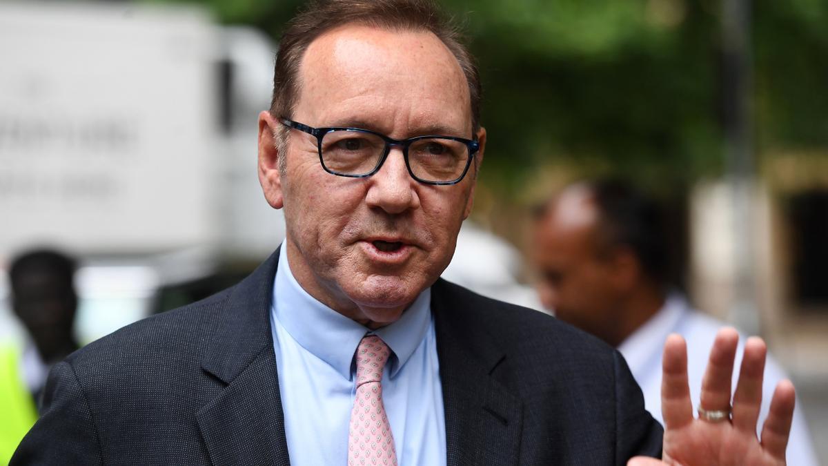 Kevin Spacey acude al juzgado de Londres tras ser investigado por 12 delitos sexuales.