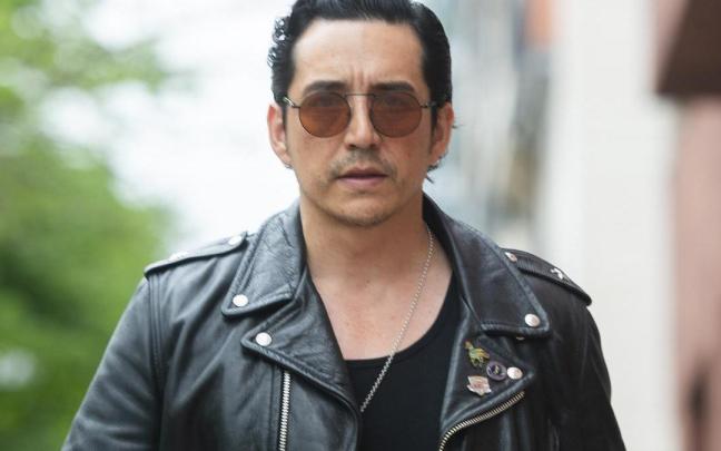 El actor Gabriel Luna paseando por el parque de Doña Casilda en Bilbao. / Miguel Acera El actor Gabriel Luna paseando por el parque de Doña Casilda en Bilbao.