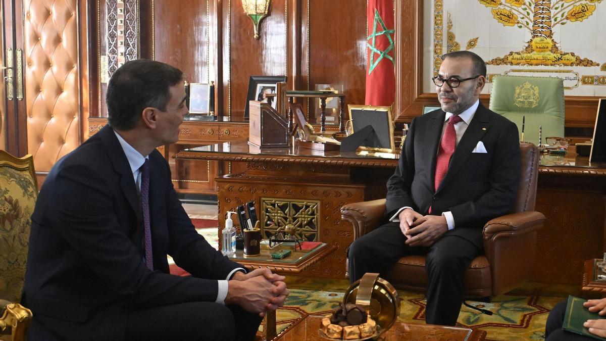 Sánchez, en una reunión en Marruecos con Mohammed VI.
