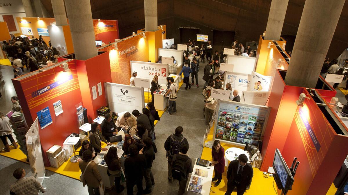 Varias personas en una feria de empleo juvenil
