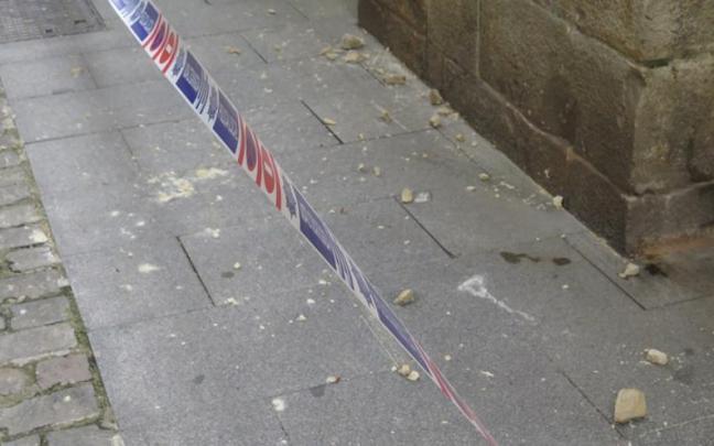 Las piedras que han caído del campanario de la parroquia de Urretxu.