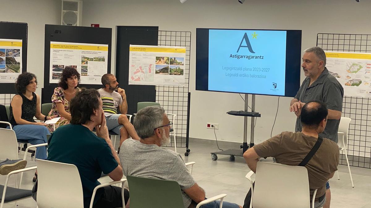 El alcalde ofreciendo explicaciones a los asistentes