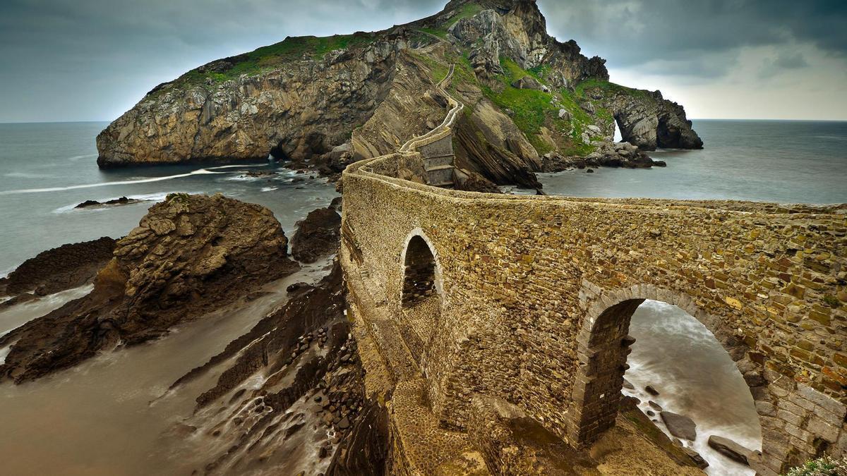 Gaztelugatxe cuenta con un entorno de gran riqueza cultural y ambiental
