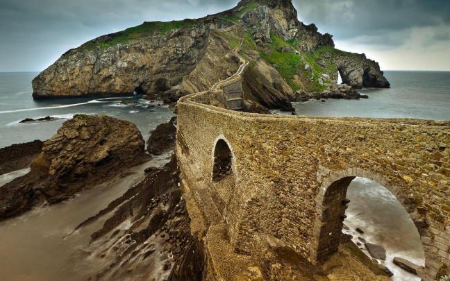 Gaztelugatxe cuenta con un entorno de gran riqueza cultural y ambiental / Turismo Euskadi Gaztelugatxe cuenta con un entorno de gran riqueza cultural y ambiental