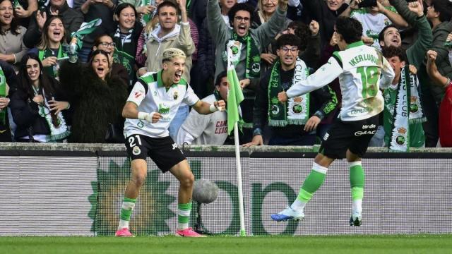 Yassir Zabiri celebra junto a Iker Luque uno de los ocho goles que ha anotado con el Racing de Santander.
