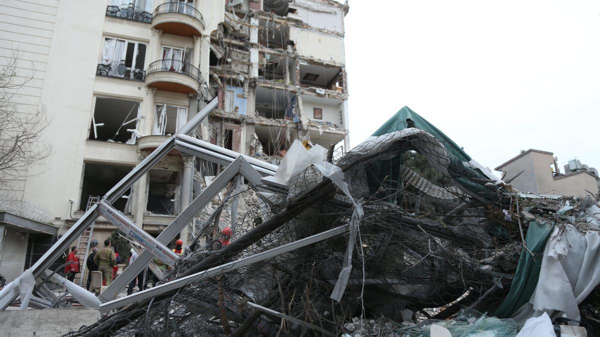 Un edificio destruido en una zona residencial tras los ataques conjuntos de EE.UU. e Israel contra Irán en Teherán