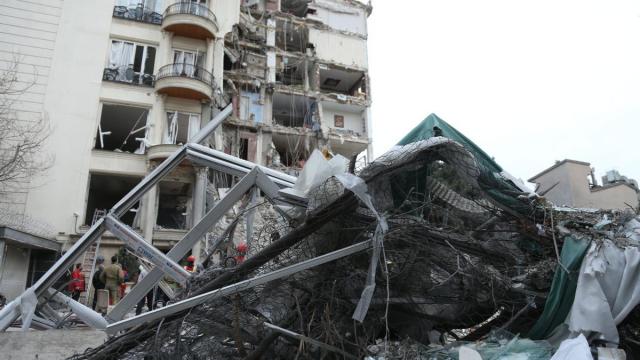 Un edificio destruido en una zona residencial tras los ataques conjuntos de EE.UU. e Israel contra Irán en Teherán