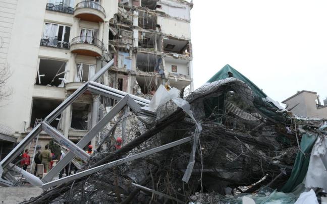 Un edificio destruido en una zona residencial tras los ataques conjuntos de EE.UU. e Israel contra Irán en Teherán