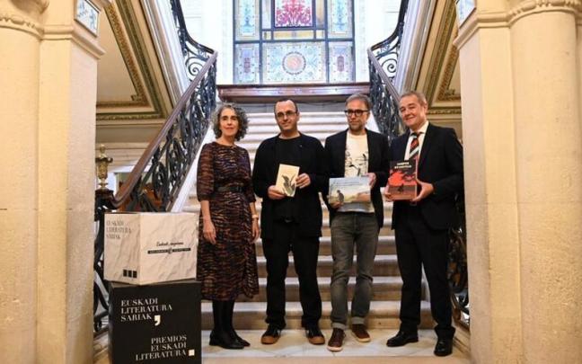 La vicelehendakari y consejera de Cultura y Política Lingüística, Ibone Bengoetxea, junto a los premiados.