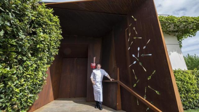 Martín Berasategui en la entrada de su restaurante de Lasarte.