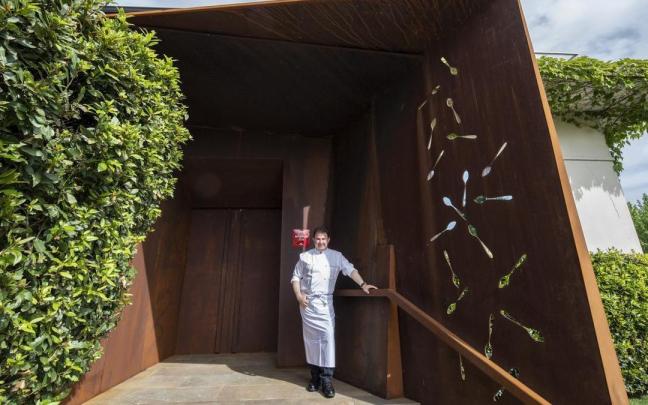 Martín Berasategui en la entrada de su restaurante de Lasarte.
