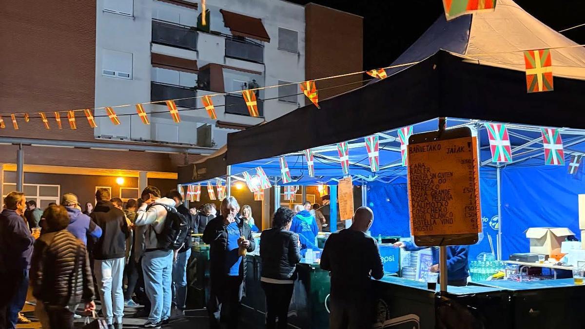 Txosna en las fiestas del barrio Bañueta en Amurrio