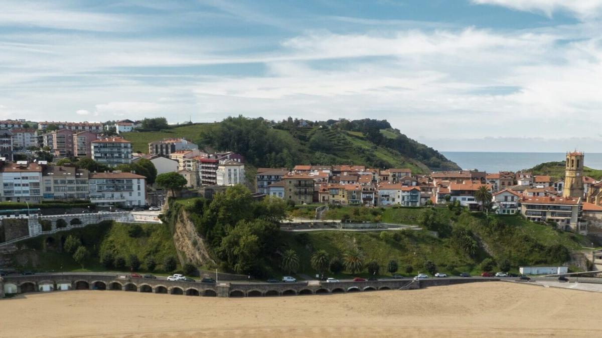 Playa de Getaria con muchas viviendas al fondo.
