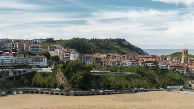 Playa de Getaria con muchas viviendas al fondo.