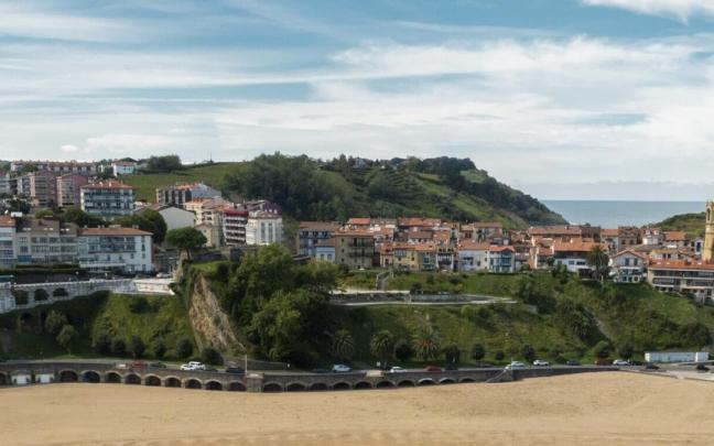Playa de Getaria con muchas viviendas al fondo.