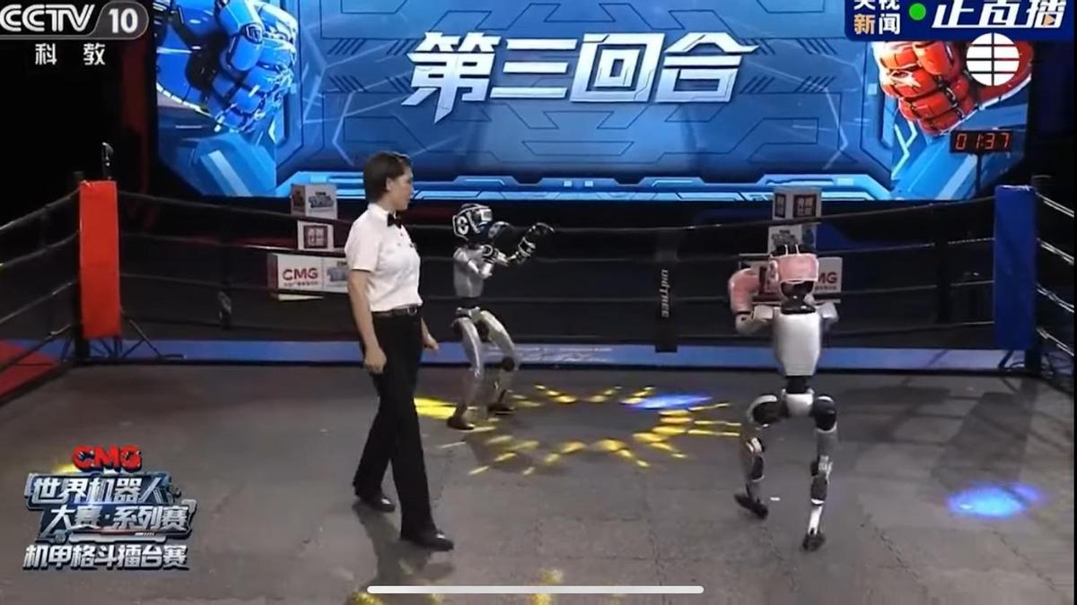 Robots humanoides peleando en el primer combate de boxeo.