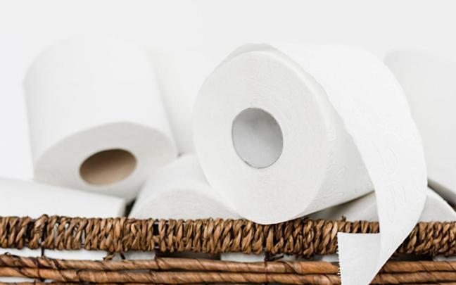 Unos rollos de papel higiénico en una cesta.