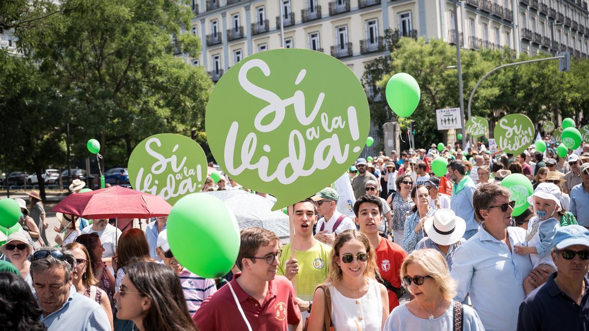 Manifestantes portan pancartas con lema 'Sí a la vida'.