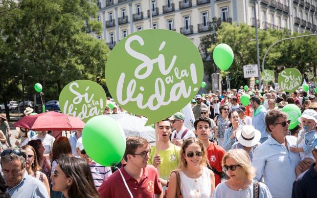 Manifestantes portan pancartas con lema 'Sí a la vida'.