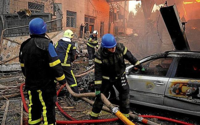 Un grupo de bomberos tratan de sofocar un fuego tras un ataque de la artillería rusa en Kiev. Un grupo de bomberos tratan de sofocar un fuego tras un ataque de la artillería rusa en Kiev.
