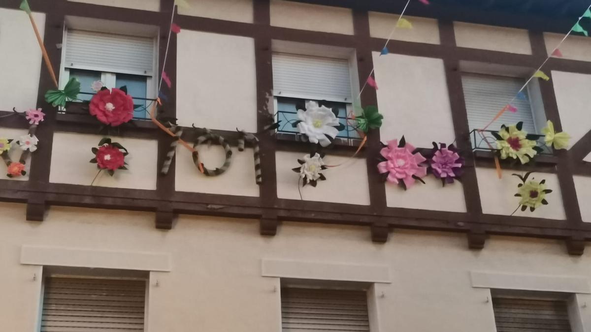 El balcón de la casa de Vicenta, decorado por su hija Begoña con flores de papel.