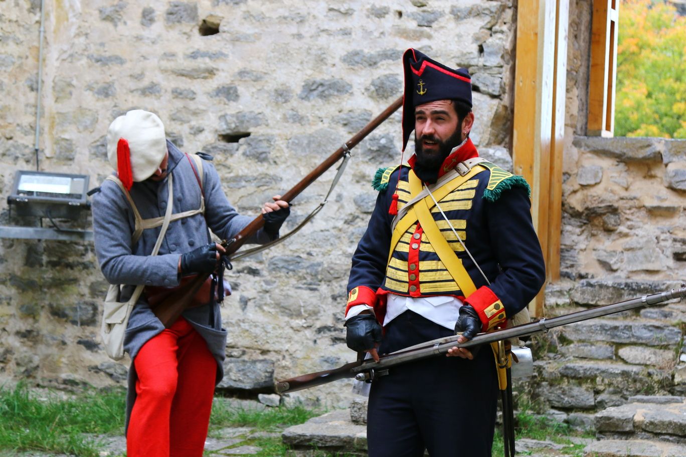 Uniformes y armas de época que se usaron en la recreación de 2021