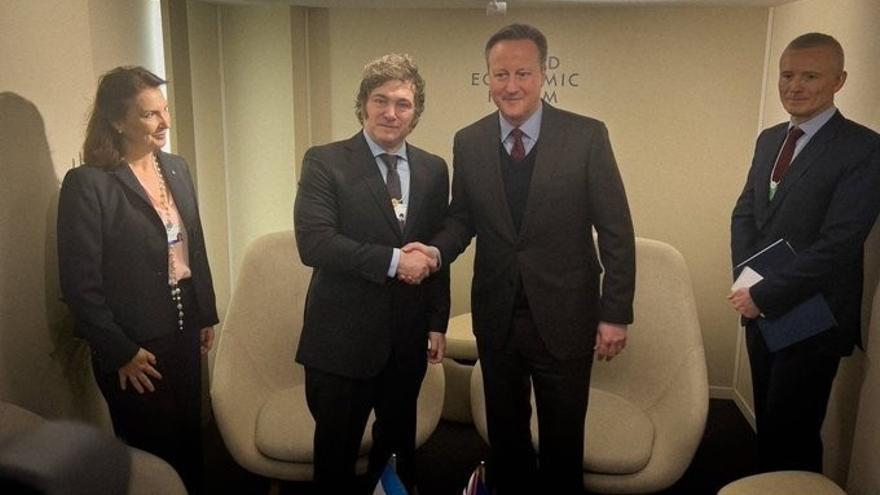 El presidente de Argentina, Javier Milei, y el ministro de Exteriores de Reino Unido, David Cameron, durante su encuentro en Davos.