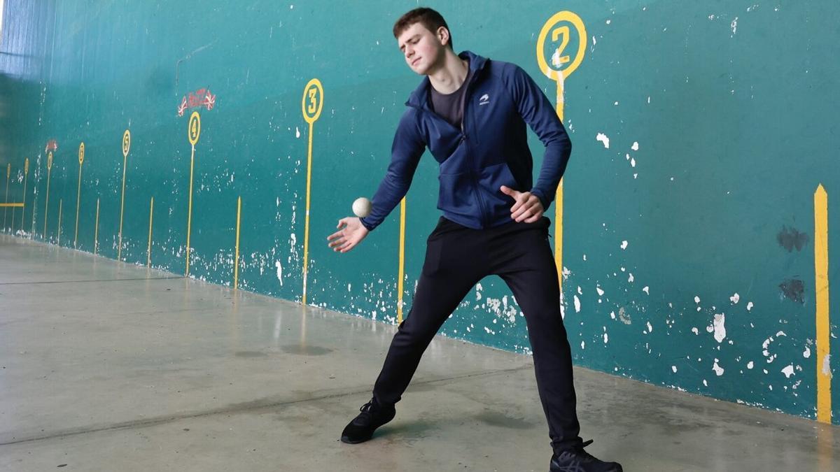 Arkaitz Gabirondo golpea con la derecha en el frontón de Gaztelu