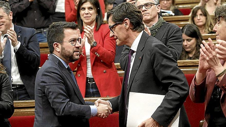 Pere Aragonès y Salvador Illa se felicitan tras la aprobación de los presupuestos de 2023. | FOTO: EFE