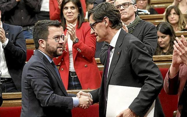 Pere Aragonès y Salvador Illa se felicitan tras la aprobación de los presupuestos de 2023. | FOTO: EFE Pere Aragonès y Salvador Illa se felicitan tras la aprobación de los presupuestos de 2023. | FOTO: EFE