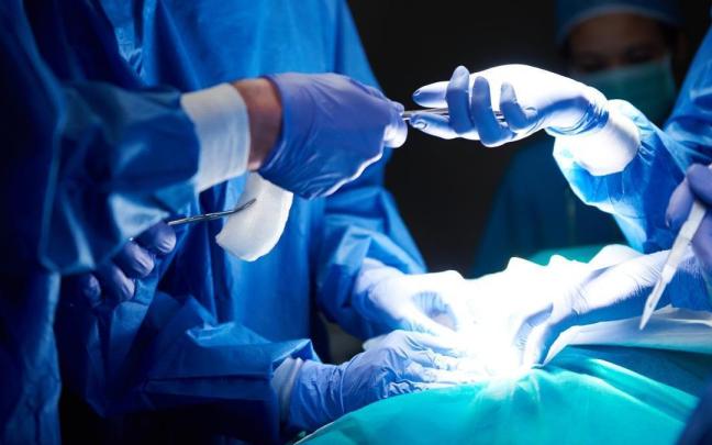 Varios médicos realizan una cirugía. Varios médicos realizan una cirugía.