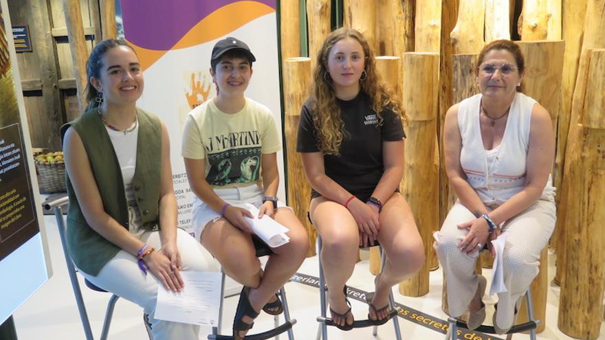 Tres integrantes de Zatekeen, con la concejal Arantxa González, en la presentación de la campaña y el videoclip.
