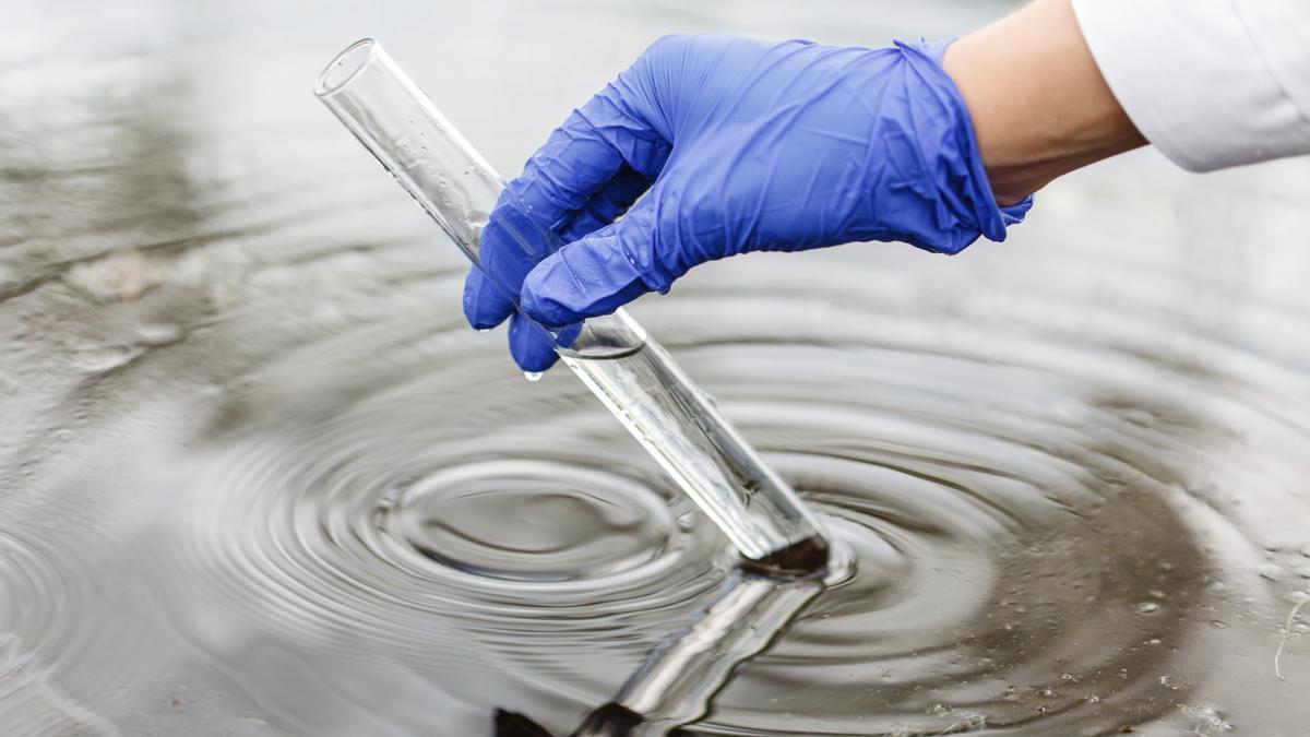 Imagen de recurso de un investigador tomando muestras de agua.