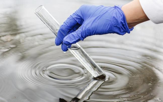 Imagen de recurso de un investigador tomando muestras de agua.
