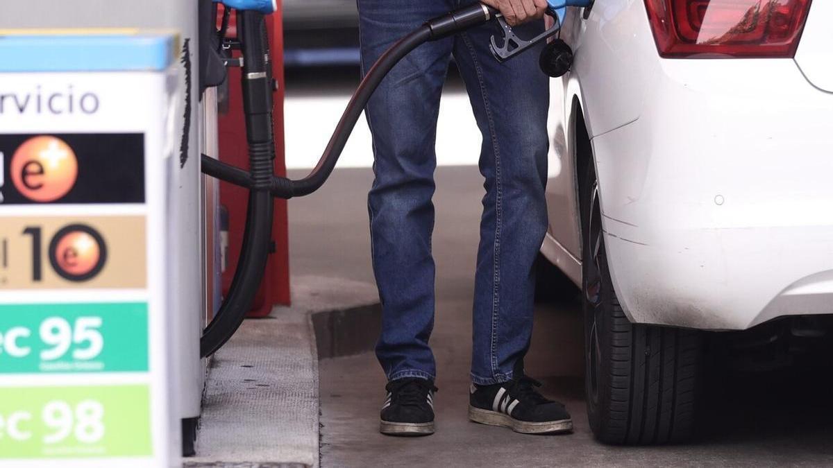 Un conductor reposta combustible en una gasolinera.