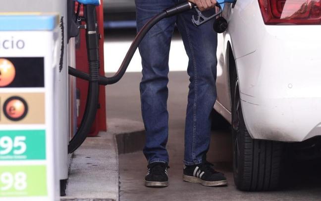 Un conductor reposta combustible en una gasolinera. Un conductor reposta combustible en una gasolinera.