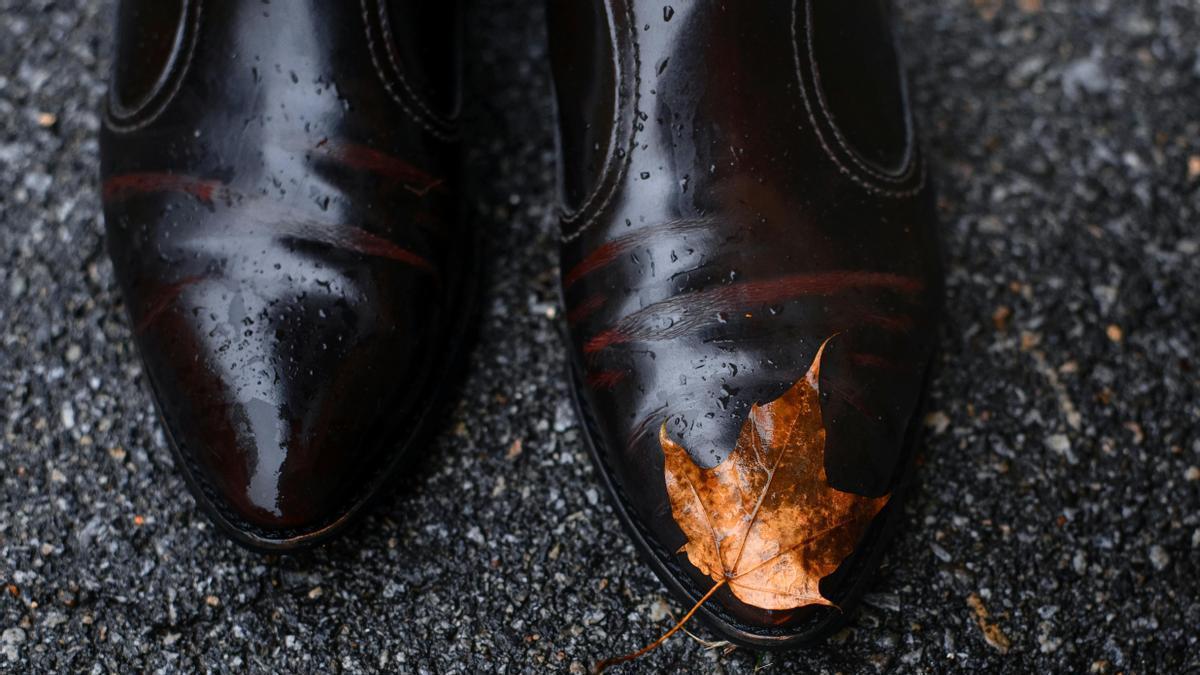 Zapatos mojados por la lluvia