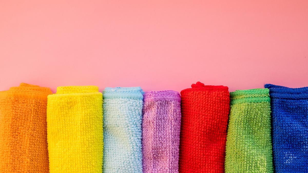 Bayetas de microfibra de diferentes colores.