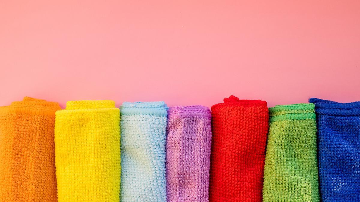 Bayetas de microfibra de diferentes colores.
