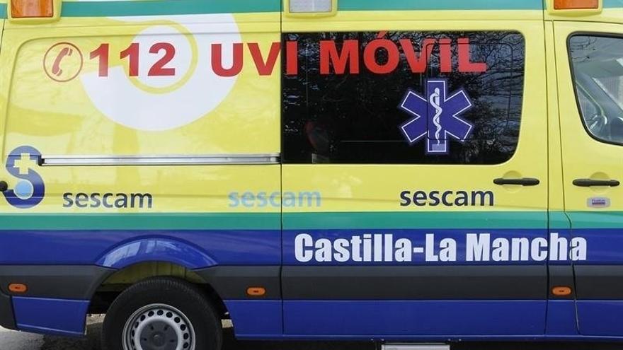 La joven fue trasladada a un hospital en una UVI móvil tras el accidente.