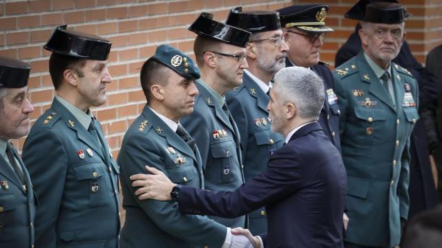 El ministro de Interior, Fernando Grande-Marlaska, en la capilla ardiente por uno de los guardias civiles fallecidos en la comandancia de Iruñea.
