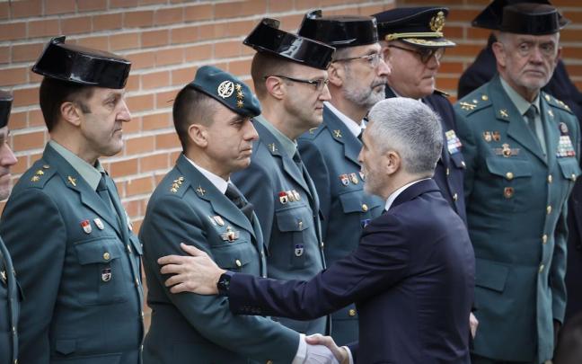 El ministro de Interior, Fernando Grande-Marlaska, en la capilla ardiente por uno de los guardias civiles fallecidos en la comandancia de Iruñea. / Villar López El ministro de Interior, Fernando Grande-Marlaska, en la capilla ardiente por uno de los guardias civiles fallecidos en la comandancia de Iruñea.