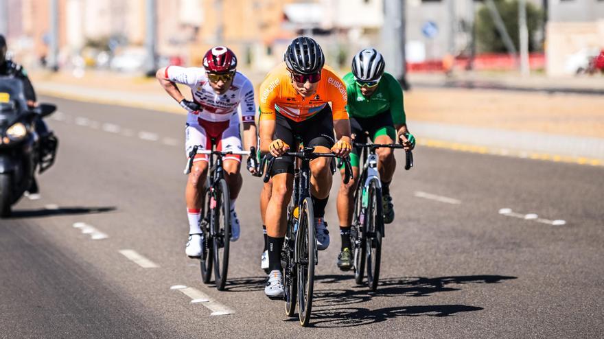 Unai Zubeldia, del Euskaltel-Euskadi, durante la fuga.