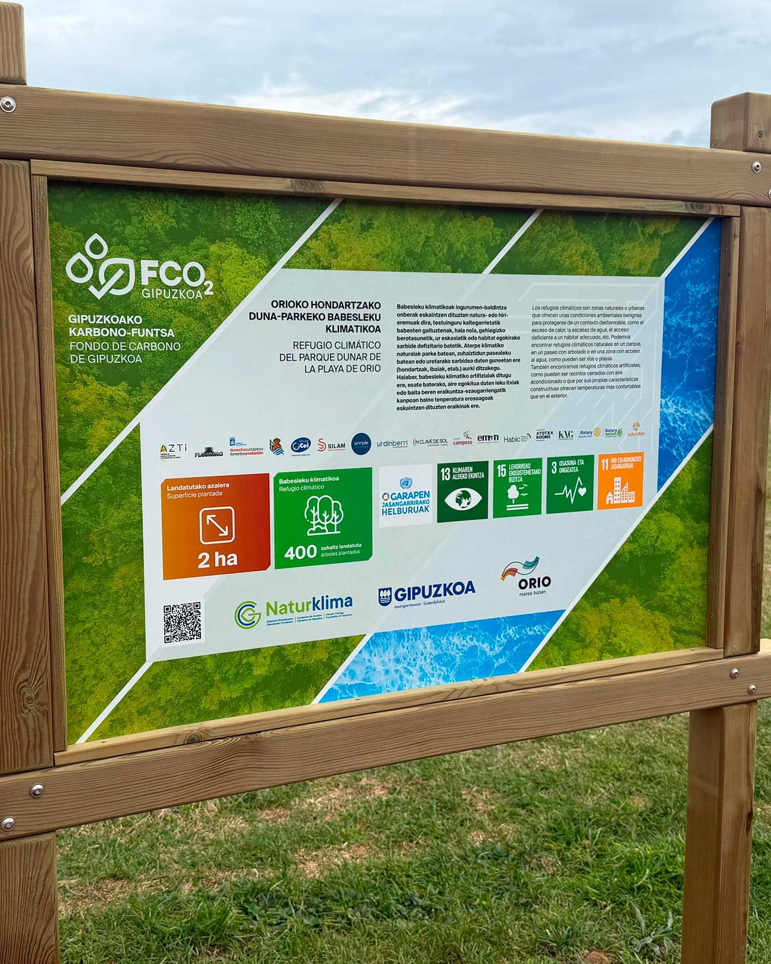 Cartel informativo del refugio climático de Orio.