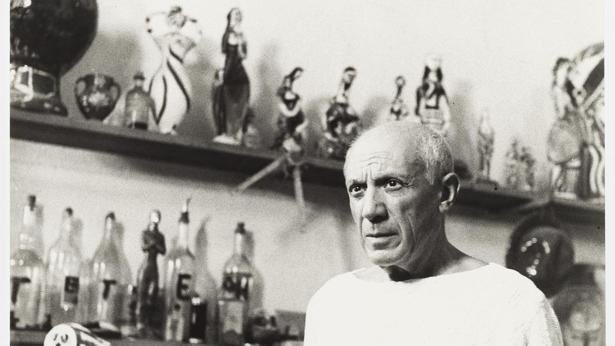 Picasso en el taller de Madoura (Francia) en 1955.